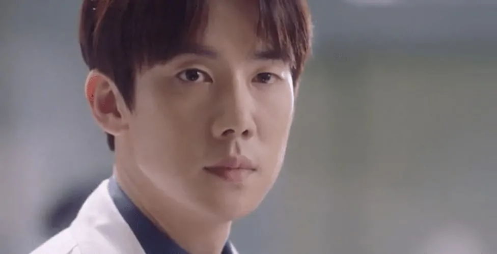 Picture of the character of doctor Kang Dong-joo staring at someone